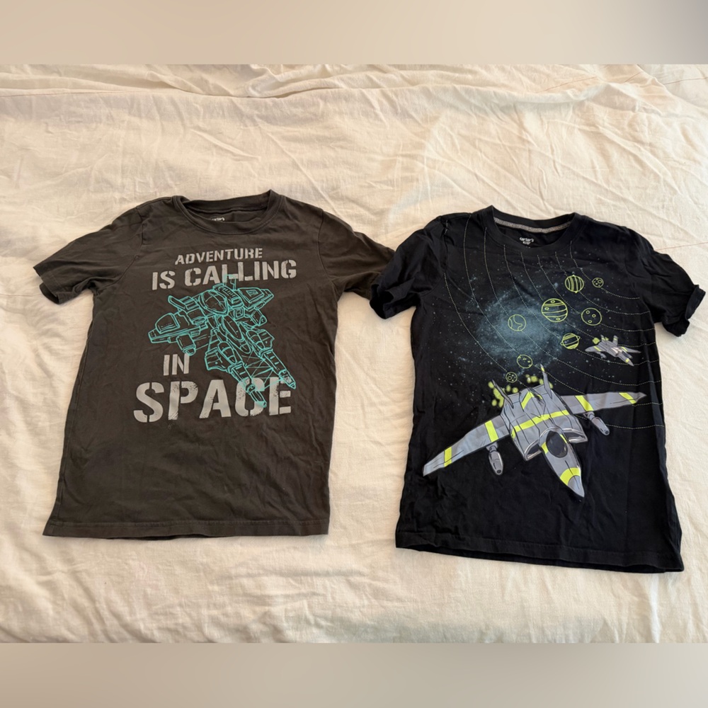 (2) Carter’s short sleeve shirt bundle size 10/12
Excellent condition!